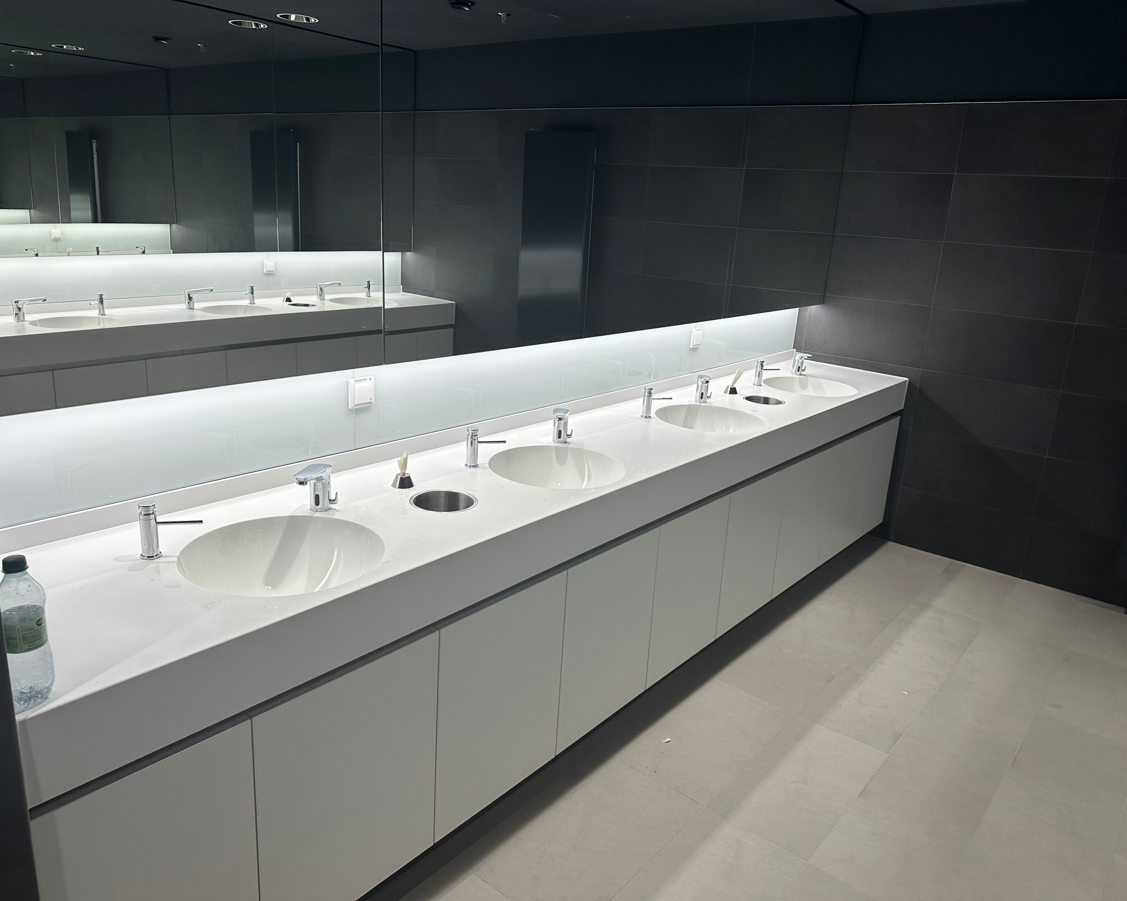 Paperr Handtuchspender aus Aluminium, direkt in den Waschtisch integriert – hygienisch, platzsparend und modern.